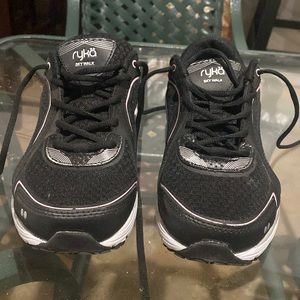 Size 7.5 women worn maybe once or twice brand Ryka